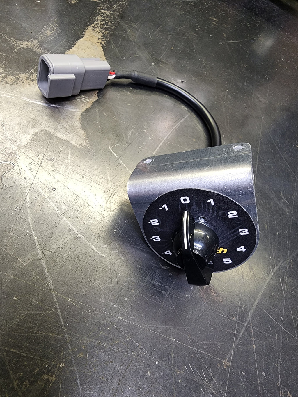 ROTARY TRIM SINGLE BRACKET